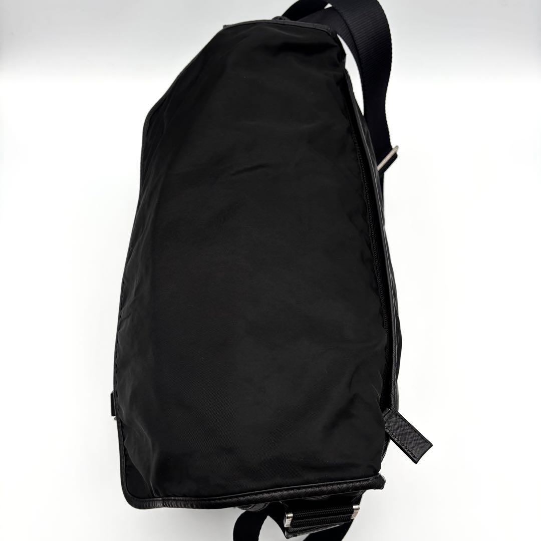 【A4収納可】プラダ　メッセンジャーバッグ サフィアーノレザー　大容量　ナイロン