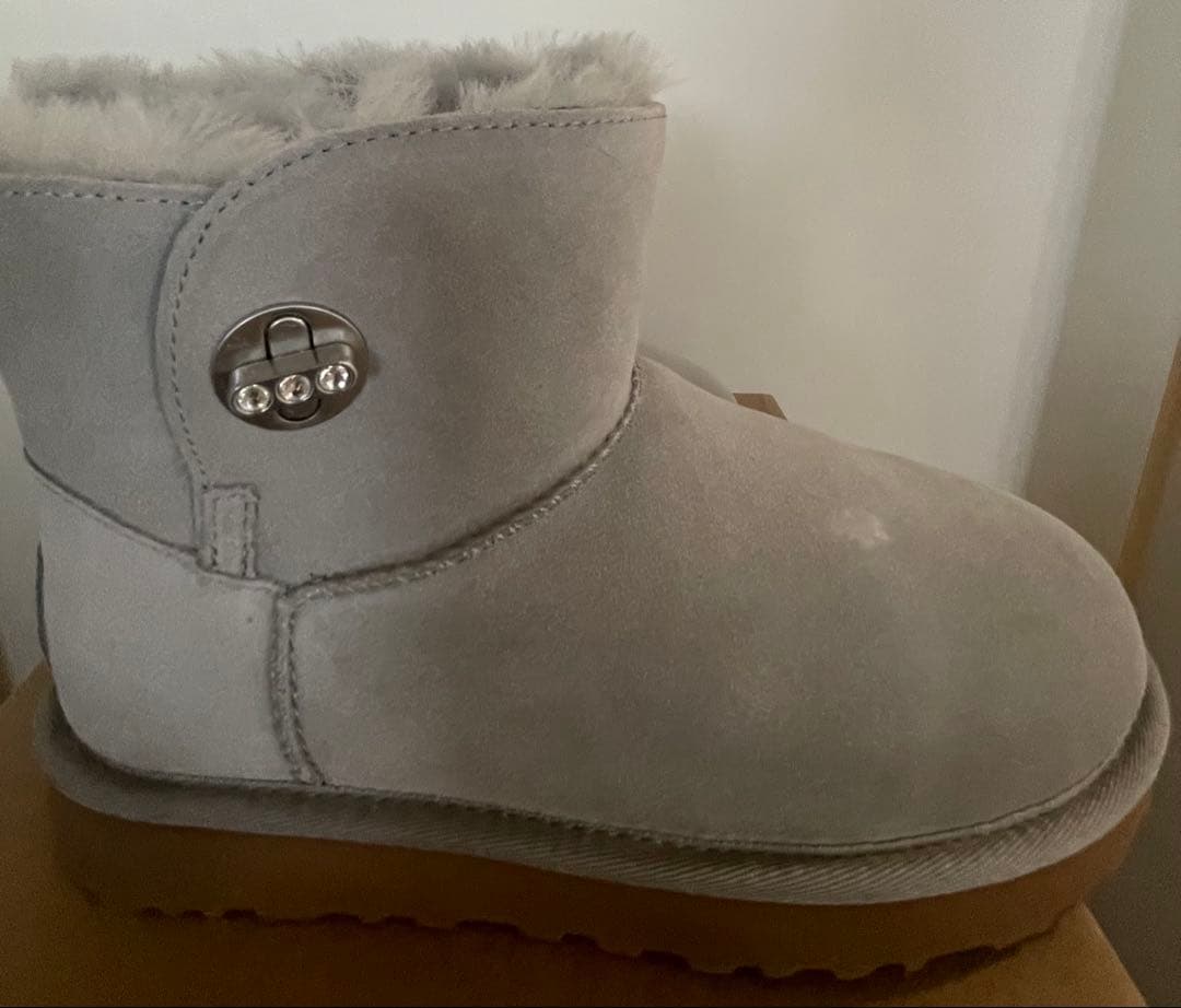 美品UGGムートンブーツ グレー7 スワロフスキーWOTERRESISTANT