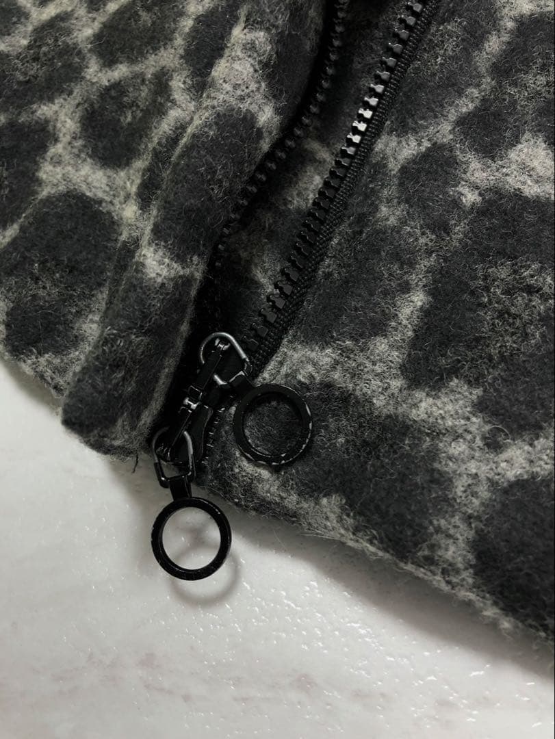 【美品】TATRAS ダウン ポンチョ レオパード ロゴ グレー ケープ 02