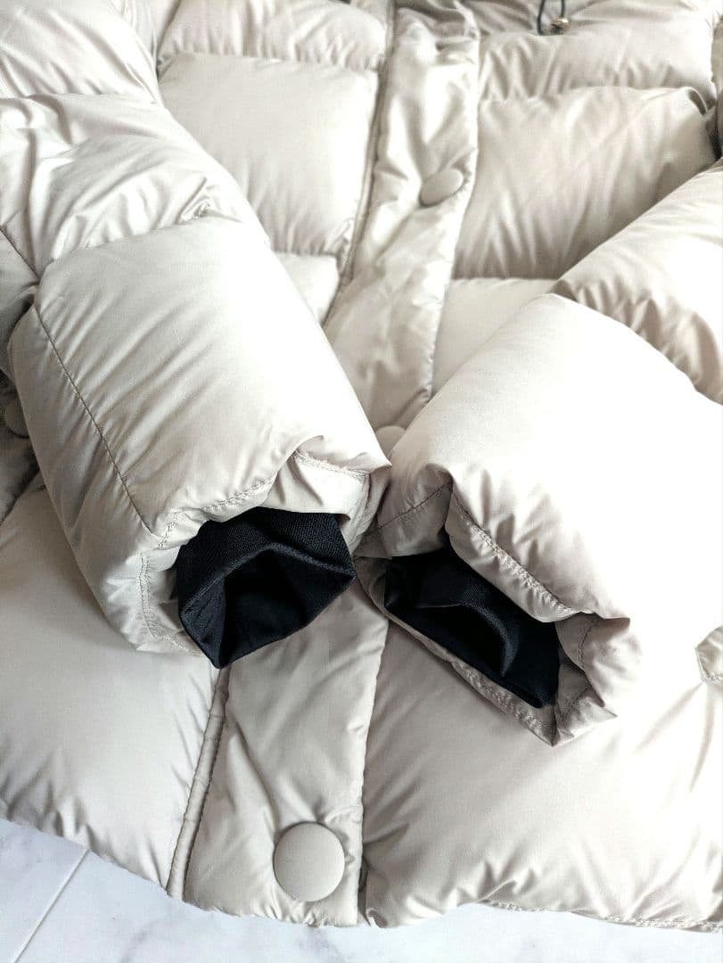 未使用品　ケープホーン　 ダウンジャケット　ベージュ　42　ESQUEL