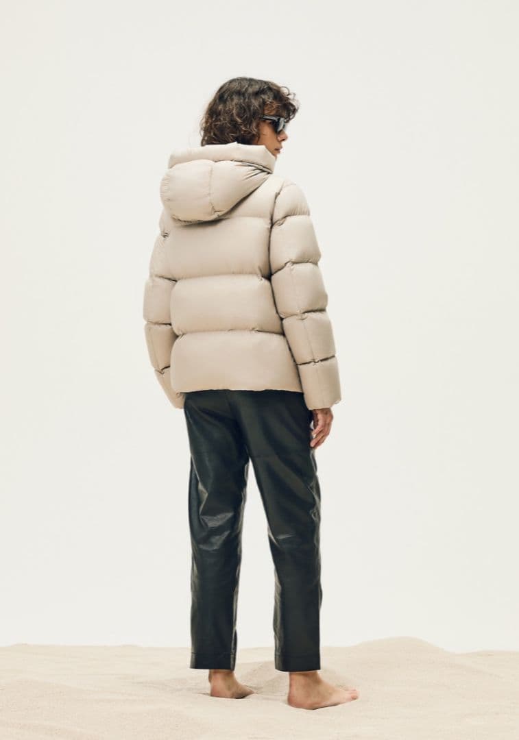 未使用品　ケープホーン　 ダウンジャケット　ベージュ　42　ESQUEL