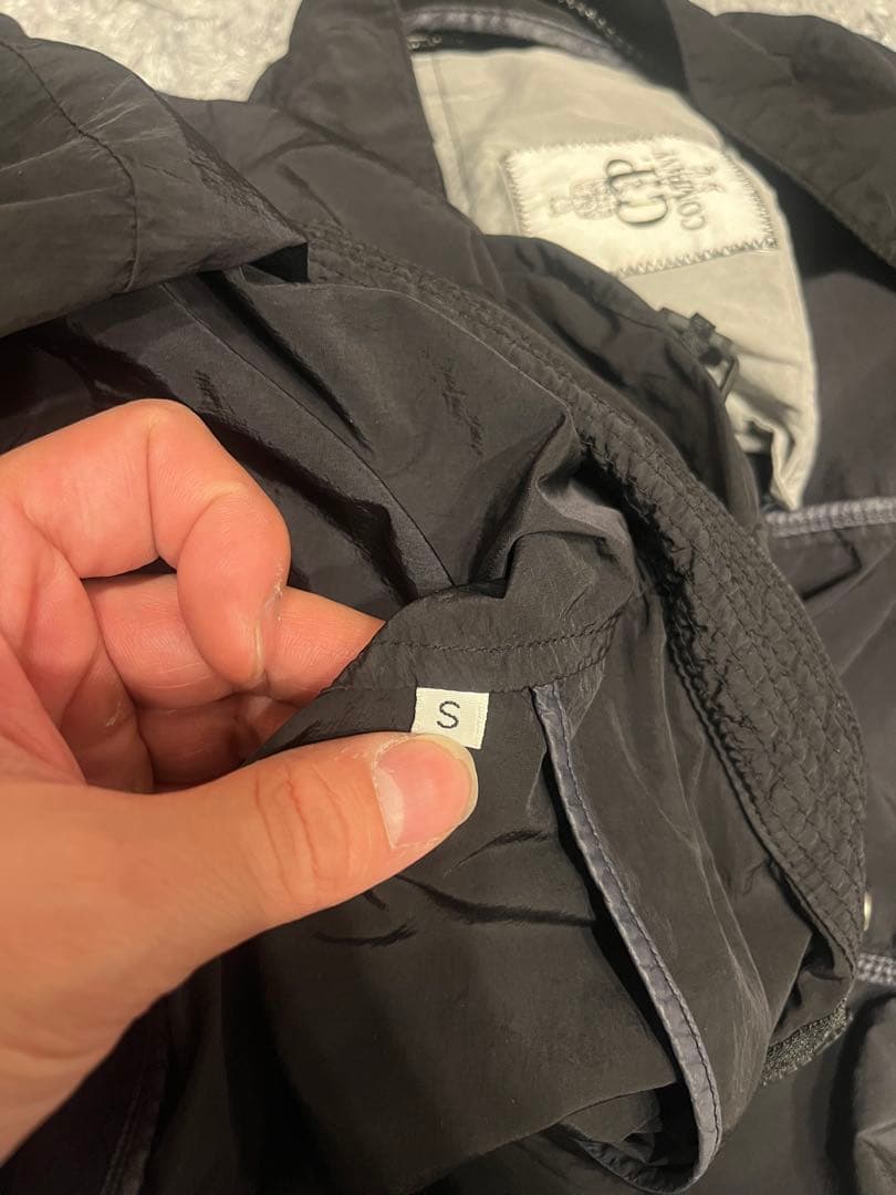 ナイロンジャケット 黒　ゴーグルフード付き