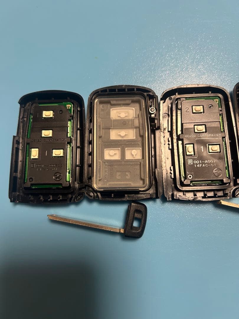 トヨタ純正 ヴォクシー スマートキー (4つボタン) 3個 送料込み