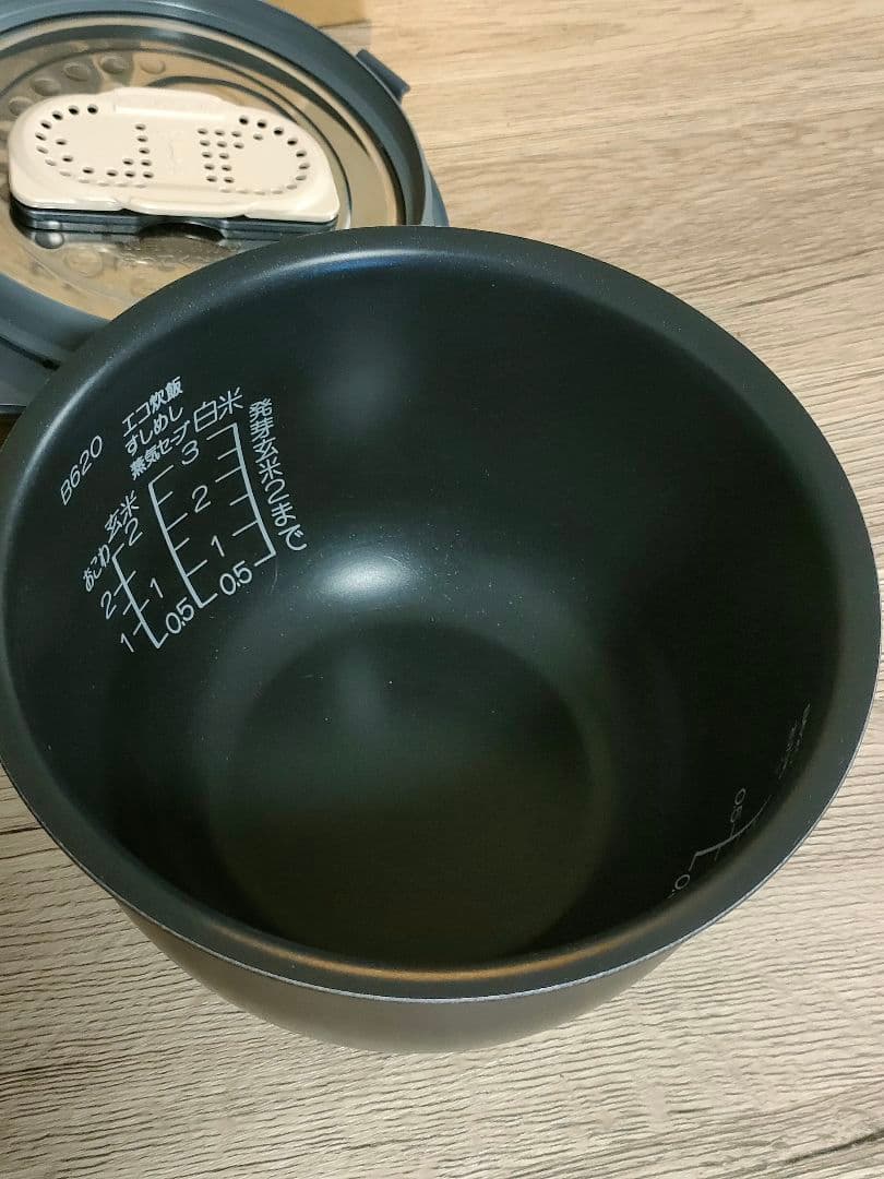 象印 炊飯器3合 圧力IH式 極め炊き プラチナ厚釜 ブラック　保証あり