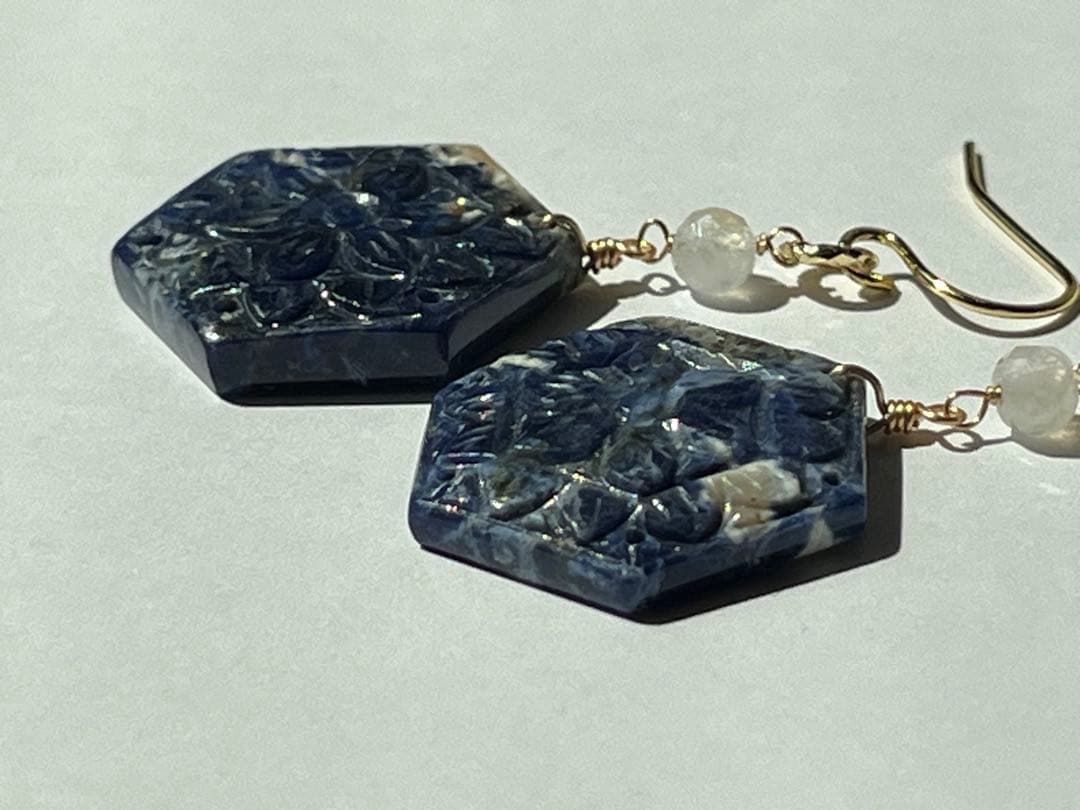 ビーゲンキ　14kgf ソーダライトヘキサゴンシェープカービング ピアス