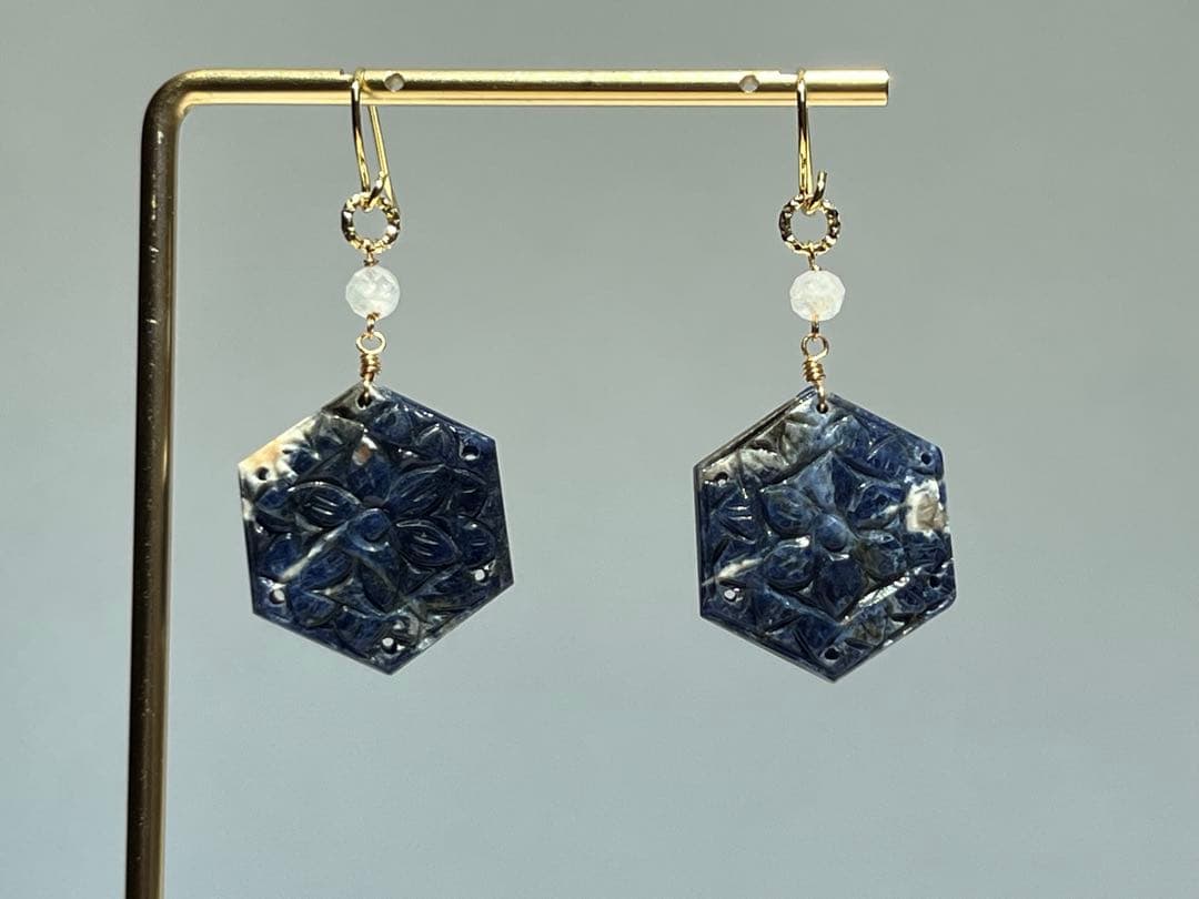 ビーゲンキ　14kgf ソーダライトヘキサゴンシェープカービング ピアス