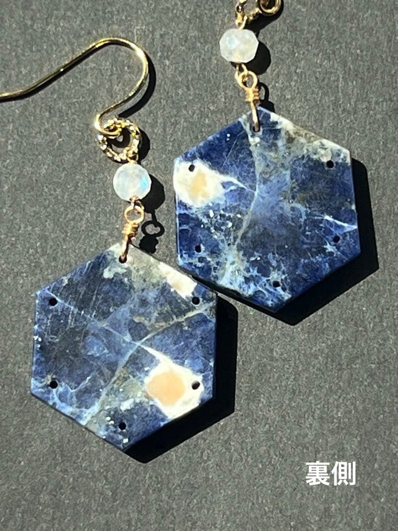 ビーゲンキ　14kgf ソーダライトヘキサゴンシェープカービング ピアス