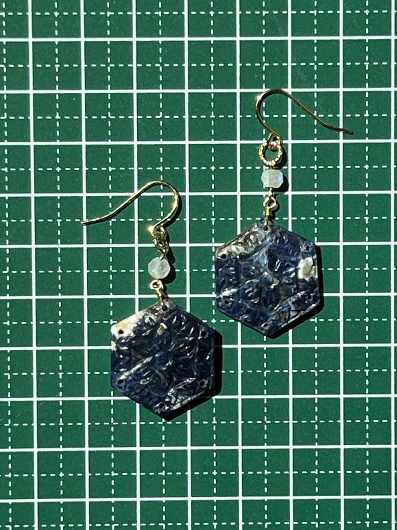 ビーゲンキ　14kgf ソーダライトヘキサゴンシェープカービング ピアス