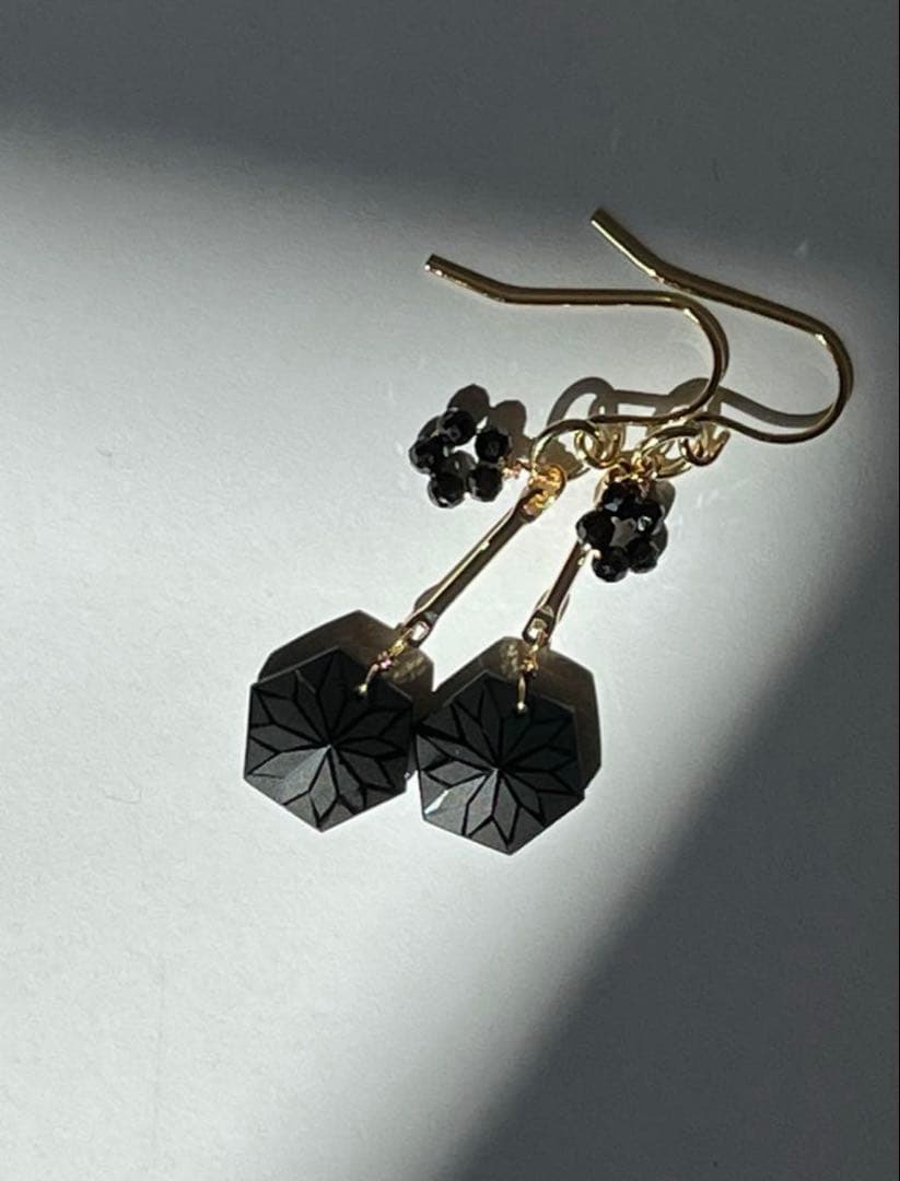 ビーゲンキ　14kgf ソーダライトヘキサゴンシェープカービング ピアス