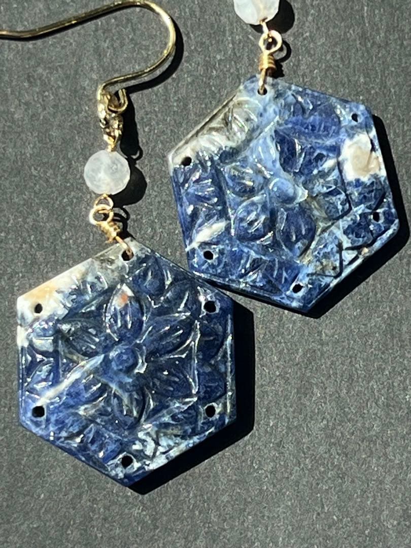 ビーゲンキ　14kgf ソーダライトヘキサゴンシェープカービング ピアス