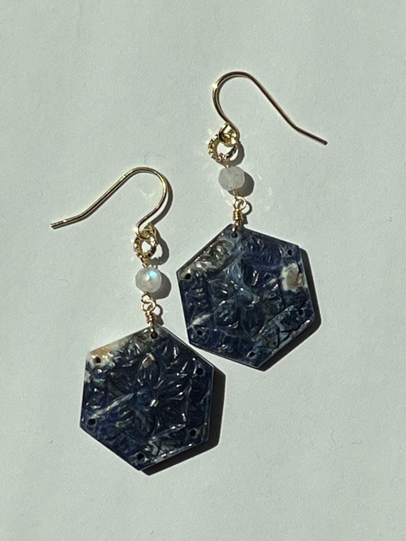 ビーゲンキ　14kgf ソーダライトヘキサゴンシェープカービング ピアス