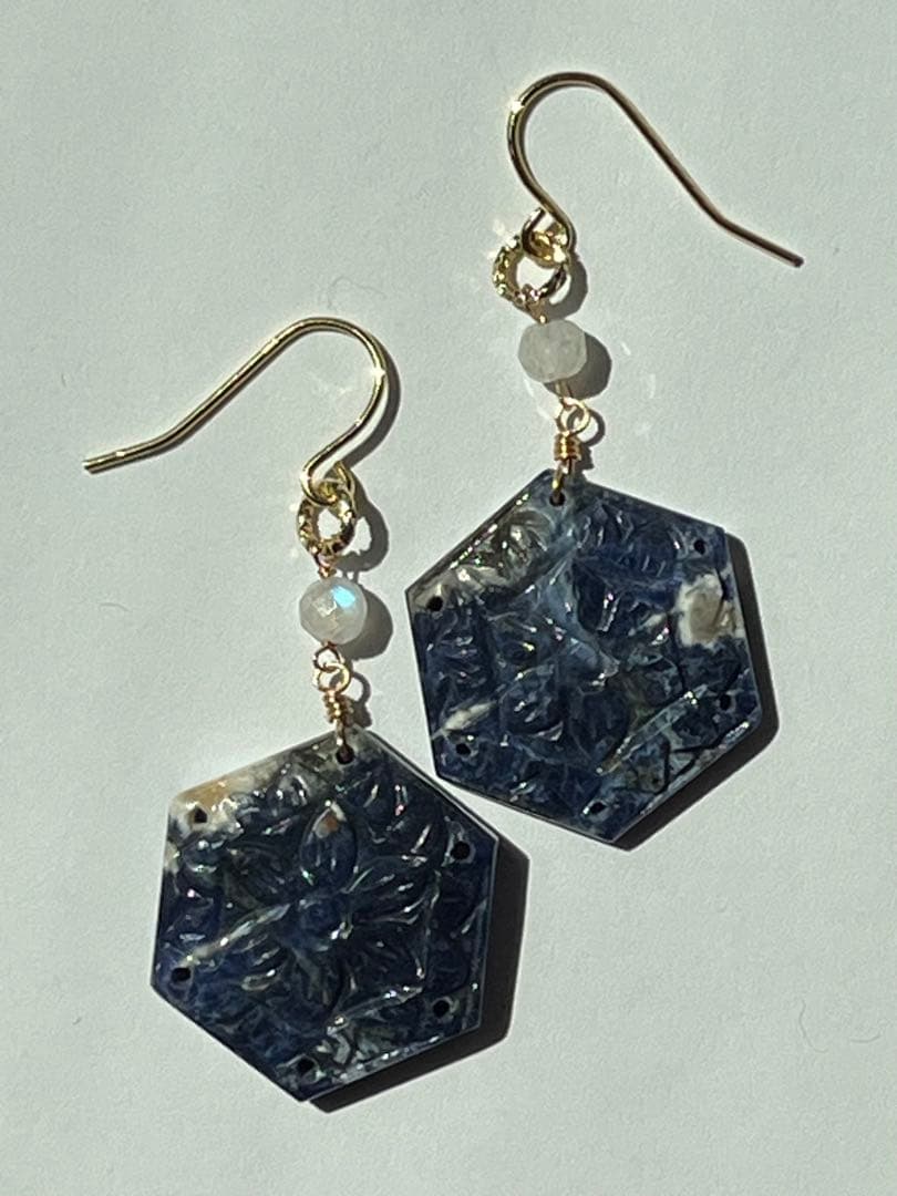 ビーゲンキ　14kgf ソーダライトヘキサゴンシェープカービング ピアス