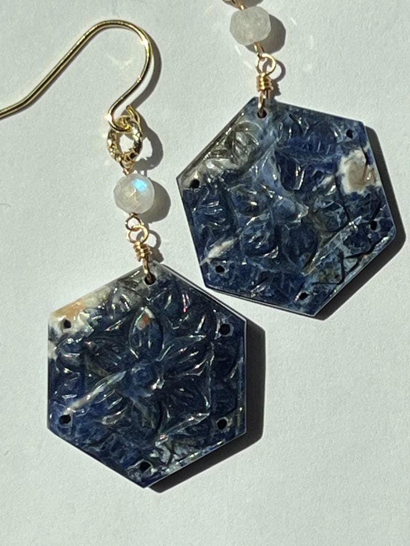 ビーゲンキ　14kgf ソーダライトヘキサゴンシェープカービング ピアス