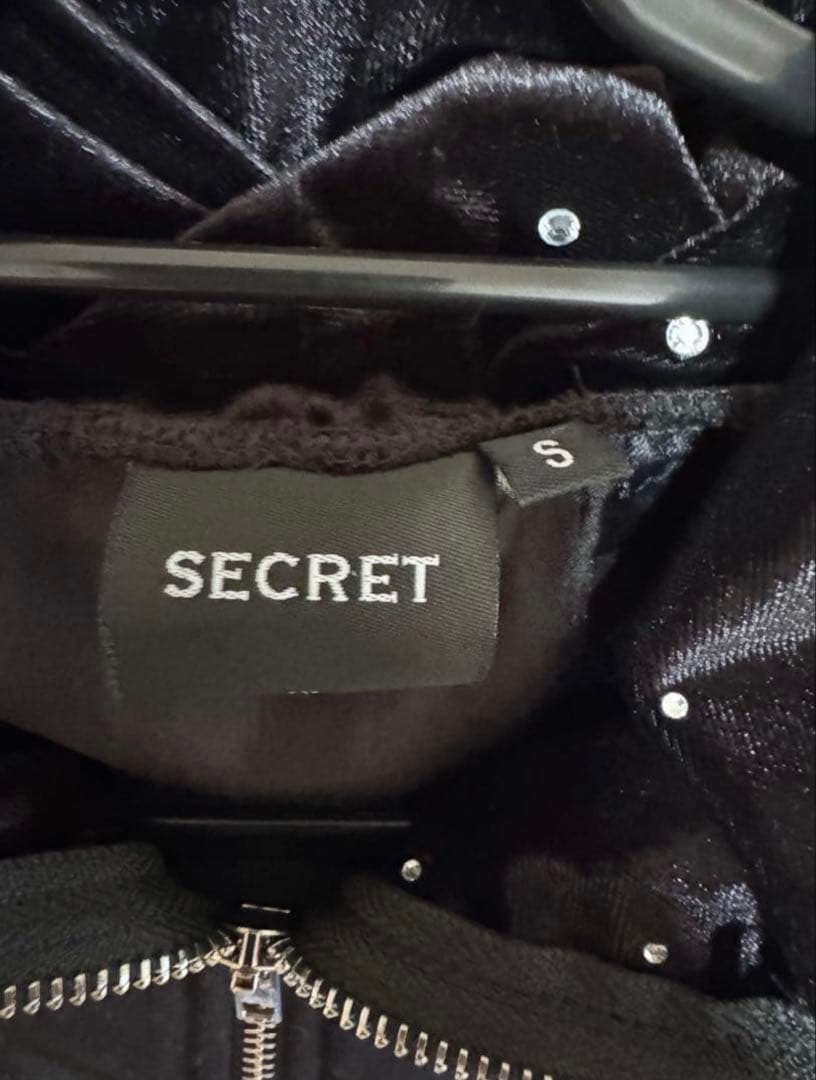 SECRET ジップパーカー