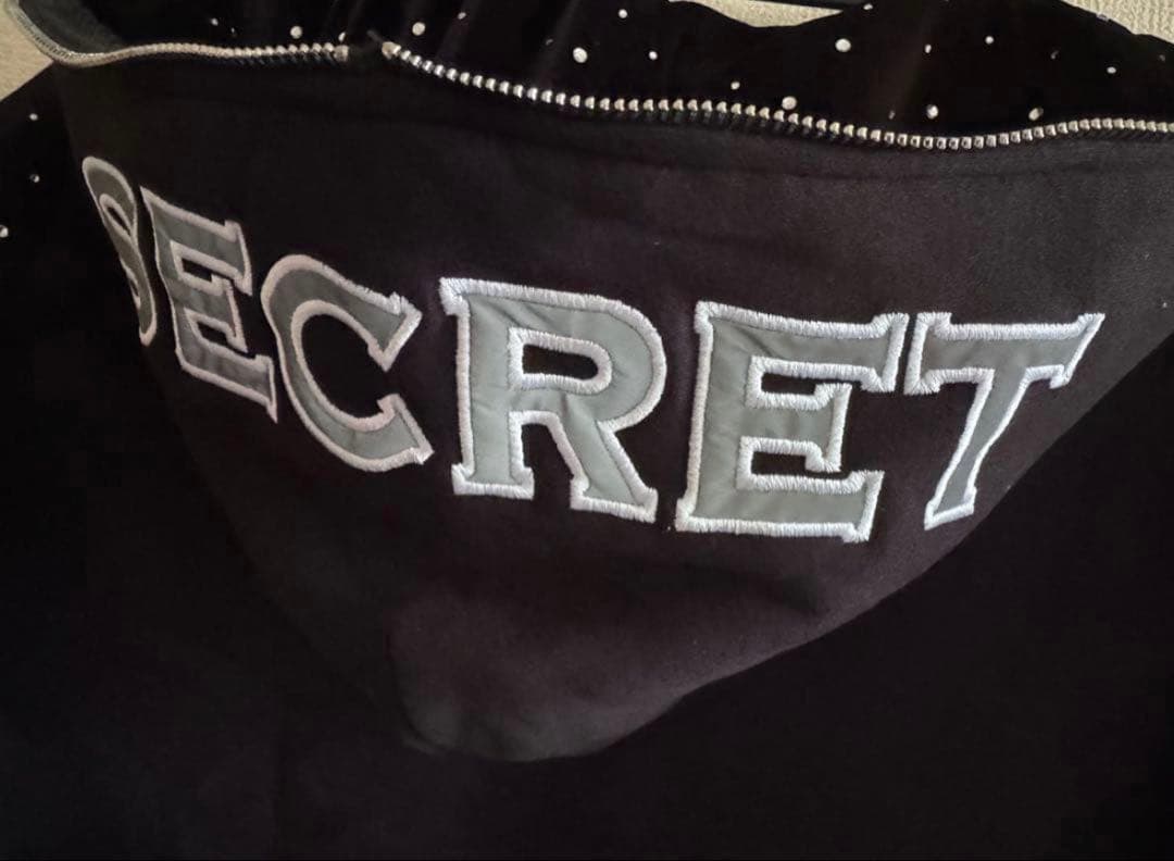 SECRET ジップパーカー