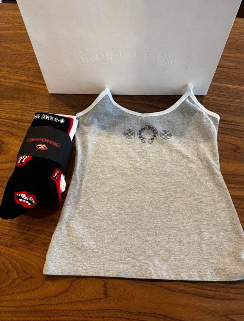 に　キャミとソックス