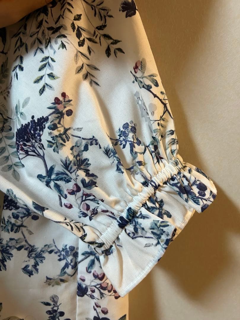 ✨SEVEN TEN 木の実柄プリントブラウス（オフホワイト）