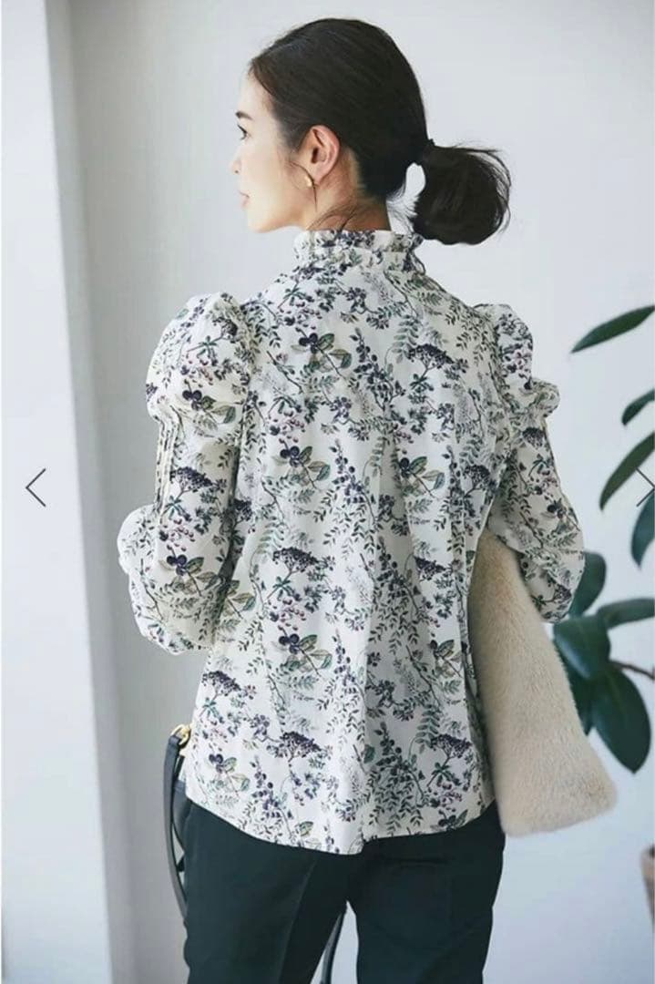 ✨SEVEN TEN 木の実柄プリントブラウス（オフホワイト）