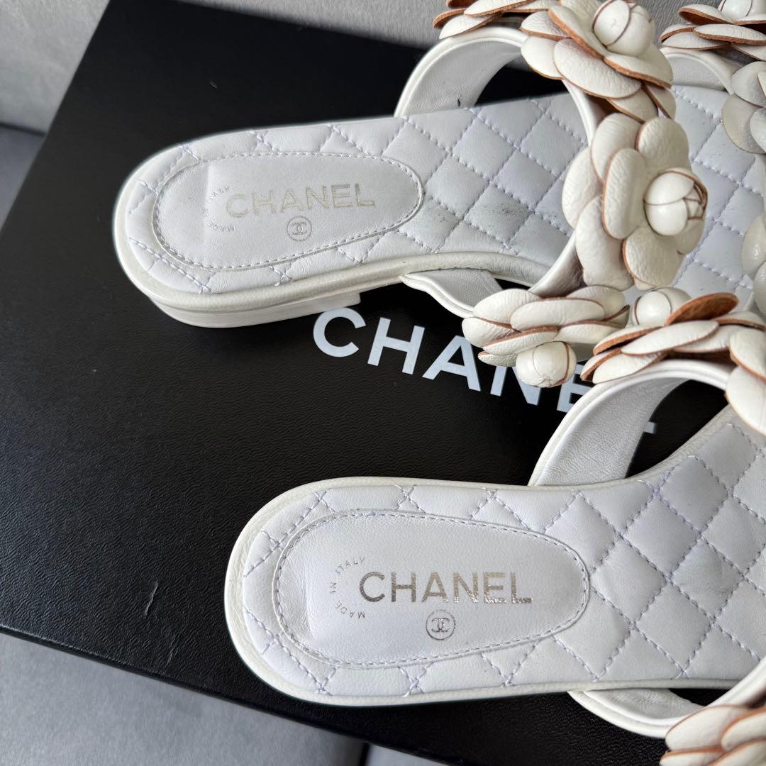 シャネル カメリア サンダル ホワイト キルティング レザー パンプス 21.5