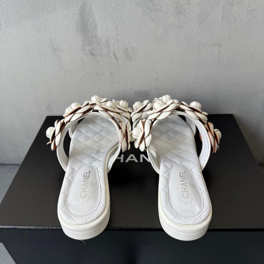 シャネル カメリア サンダル ホワイト キルティング レザー パンプス 21.5