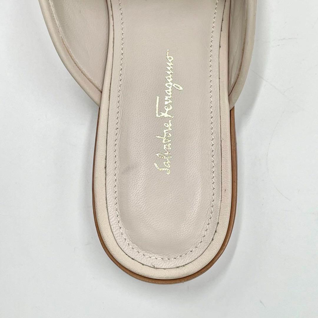 フェラガモ ガンチーニ ミュール パンプス スリッポン ベージュ アイボリー