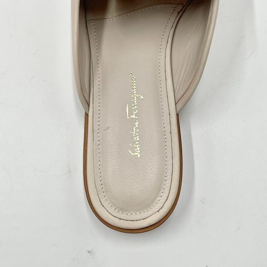 フェラガモ ガンチーニ ミュール パンプス スリッポン ベージュ アイボリー