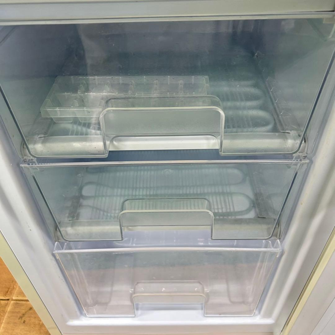 713 2023年製　レトロデザイン　冷蔵庫　単身用　130L 小型　一人暮らし