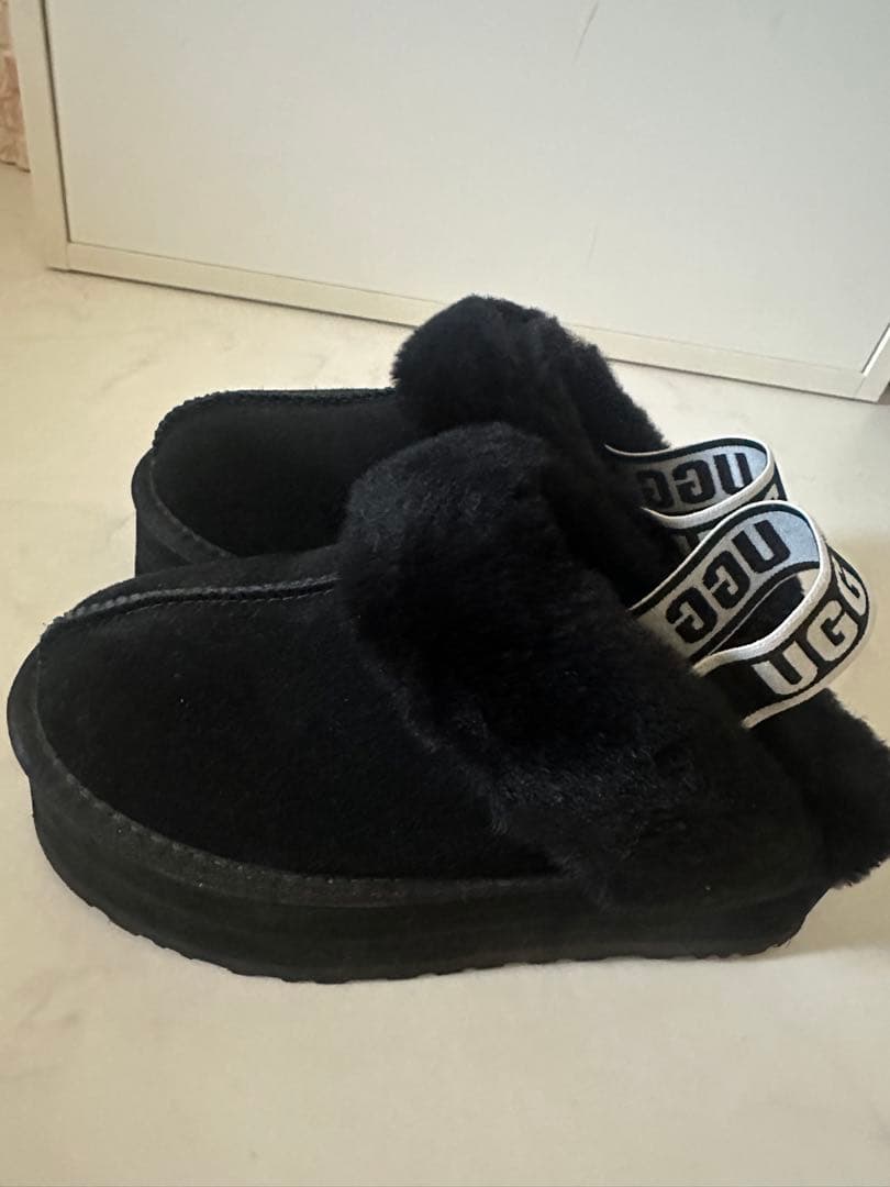 UGG ファー付き厚底サンダル 25センチ Black