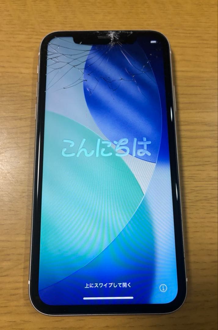 iPhone 11 本体 128GB ホワイト 画面ひび割れあり