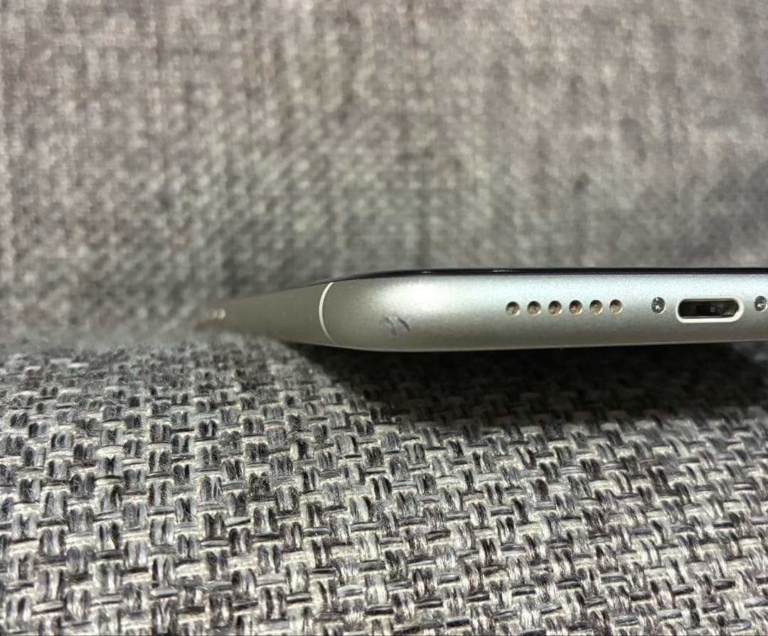 iPhone 11 本体 128GB ホワイト 画面ひび割れあり