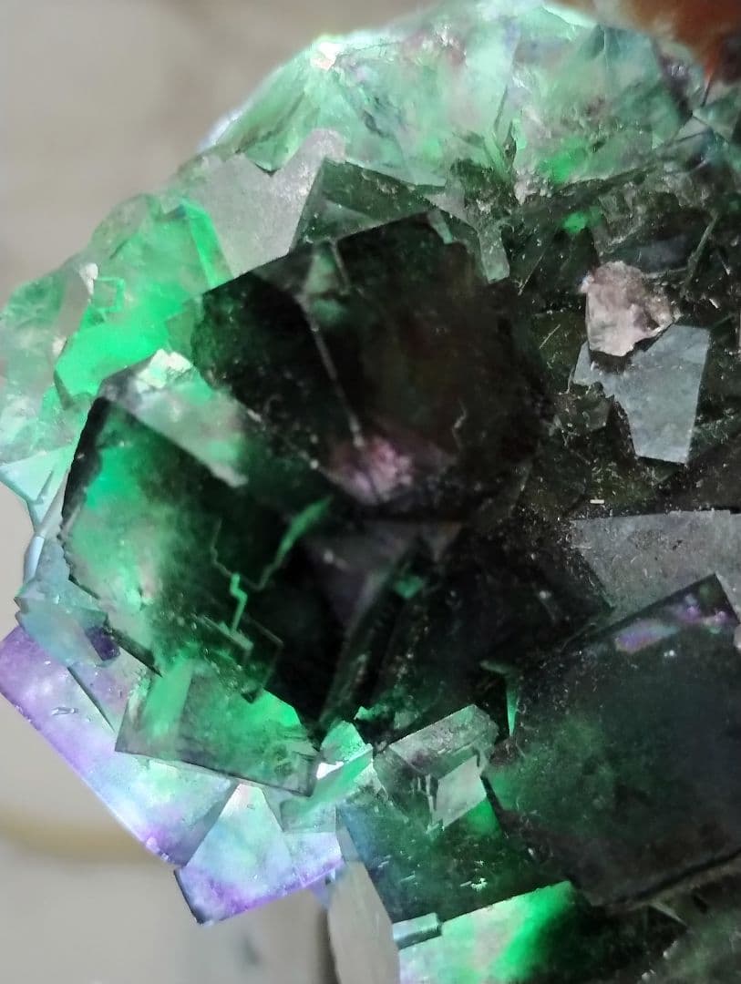 南アフリカ産のフローライト 重さ２００,４ｇ 紫とグリーンのゾーニングが美しい