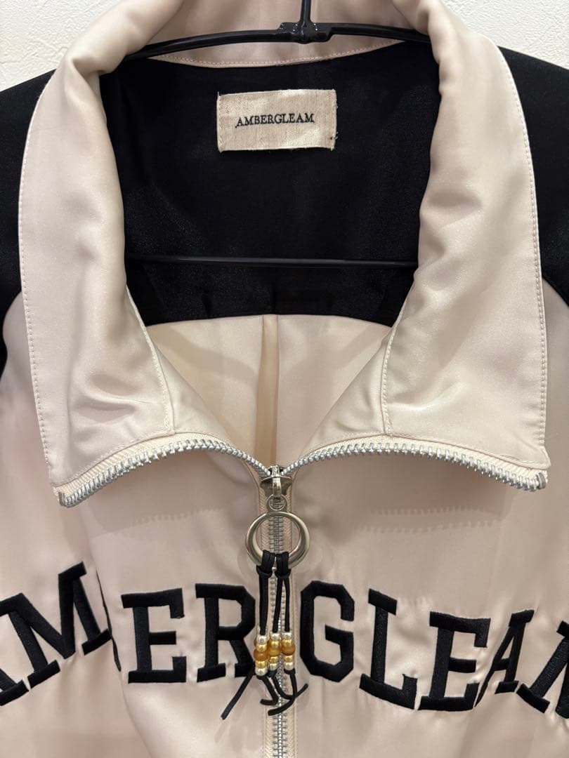 AMBERGLEAM サテン ジップアップジャケット