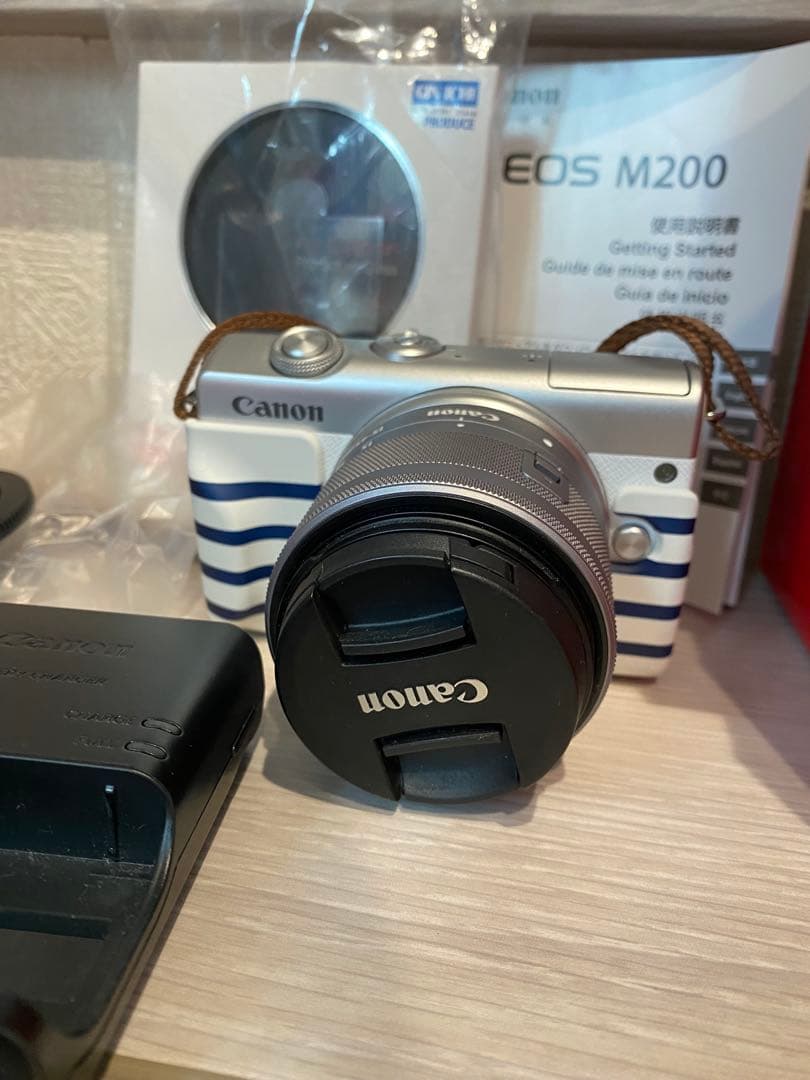 Canon ミラーレス一眼　EOS M200 カメラ　ホワイト