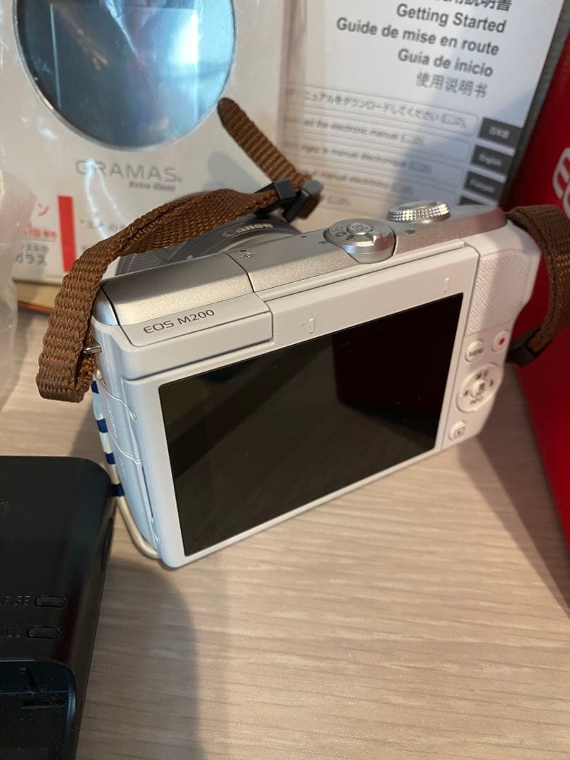 Canon ミラーレス一眼　EOS M200 カメラ　ホワイト