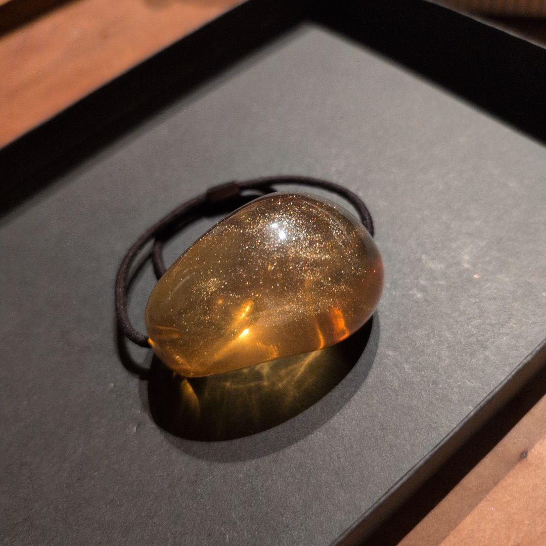 コレットマルーフ　アクリルポニー大　ラメがチラチラ輝く琥珀色