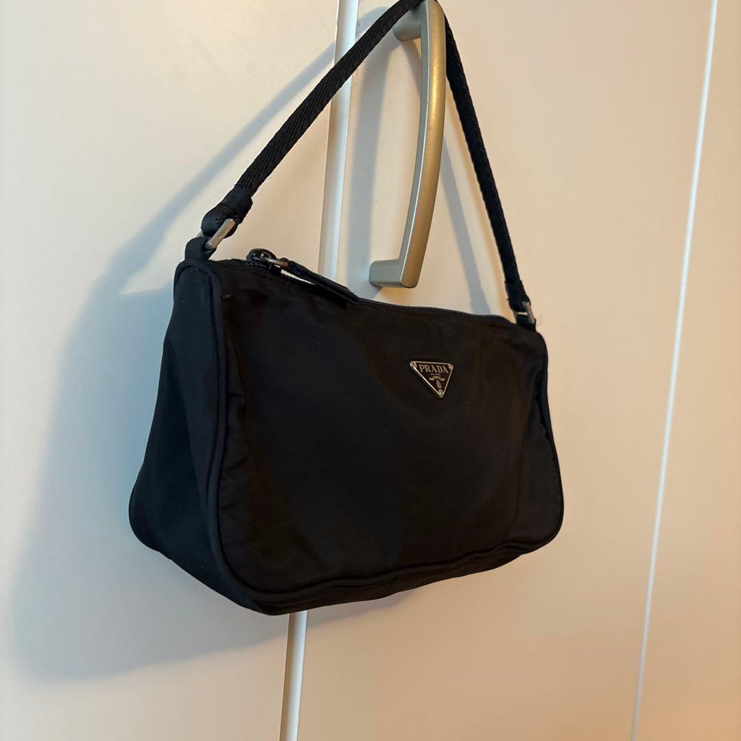 PRADA プラダ　アクセサリーポーチ ブラック ナイロン 三角ロゴ　黒
