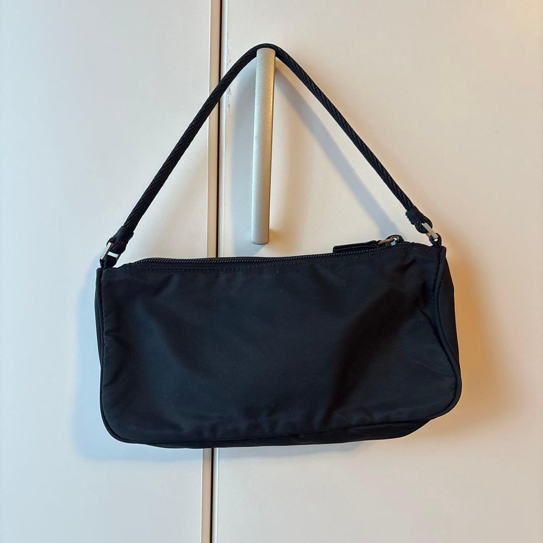 PRADA プラダ　アクセサリーポーチ ブラック ナイロン 三角ロゴ　黒