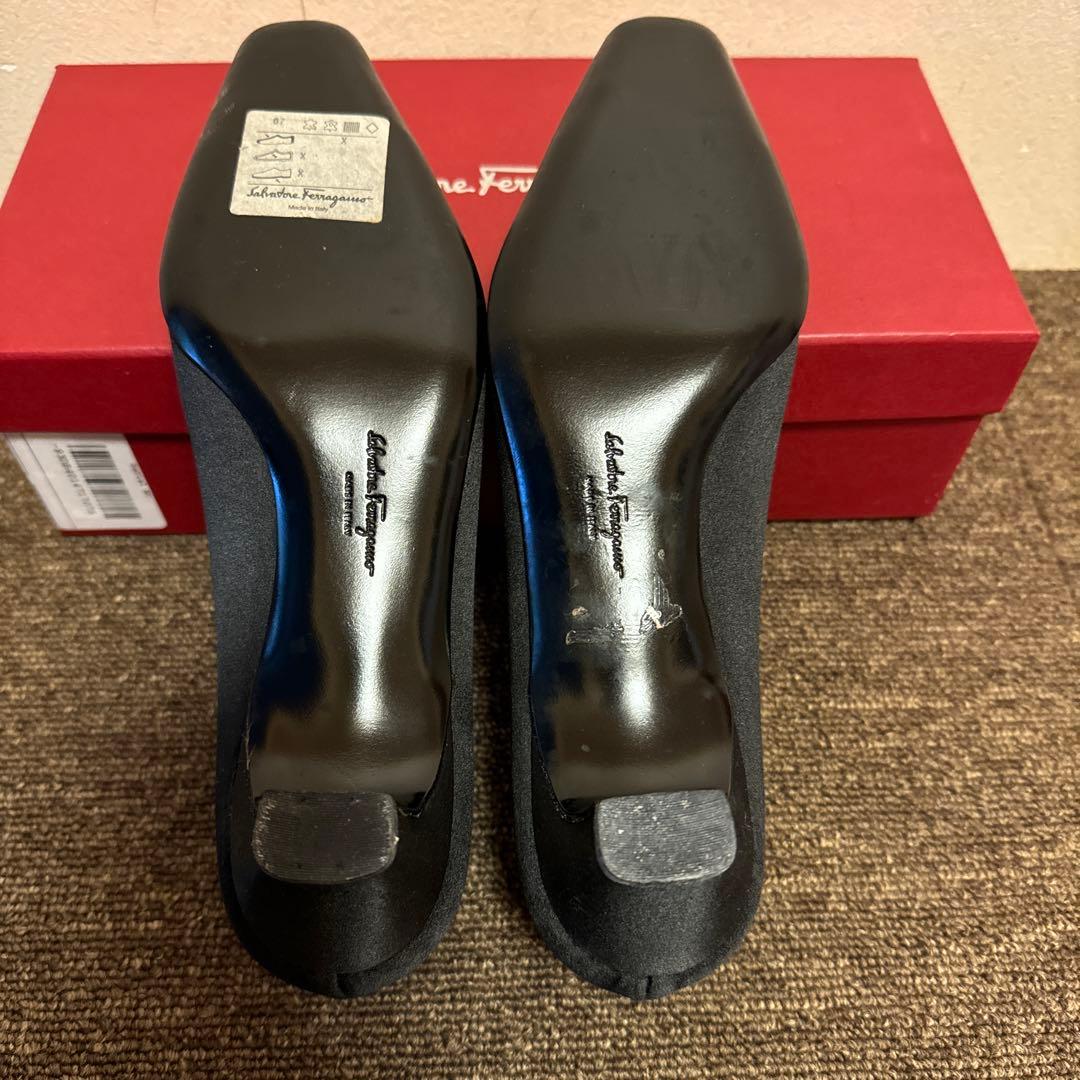サルヴァトーレフェラガモ シルクサテンパンプス7c