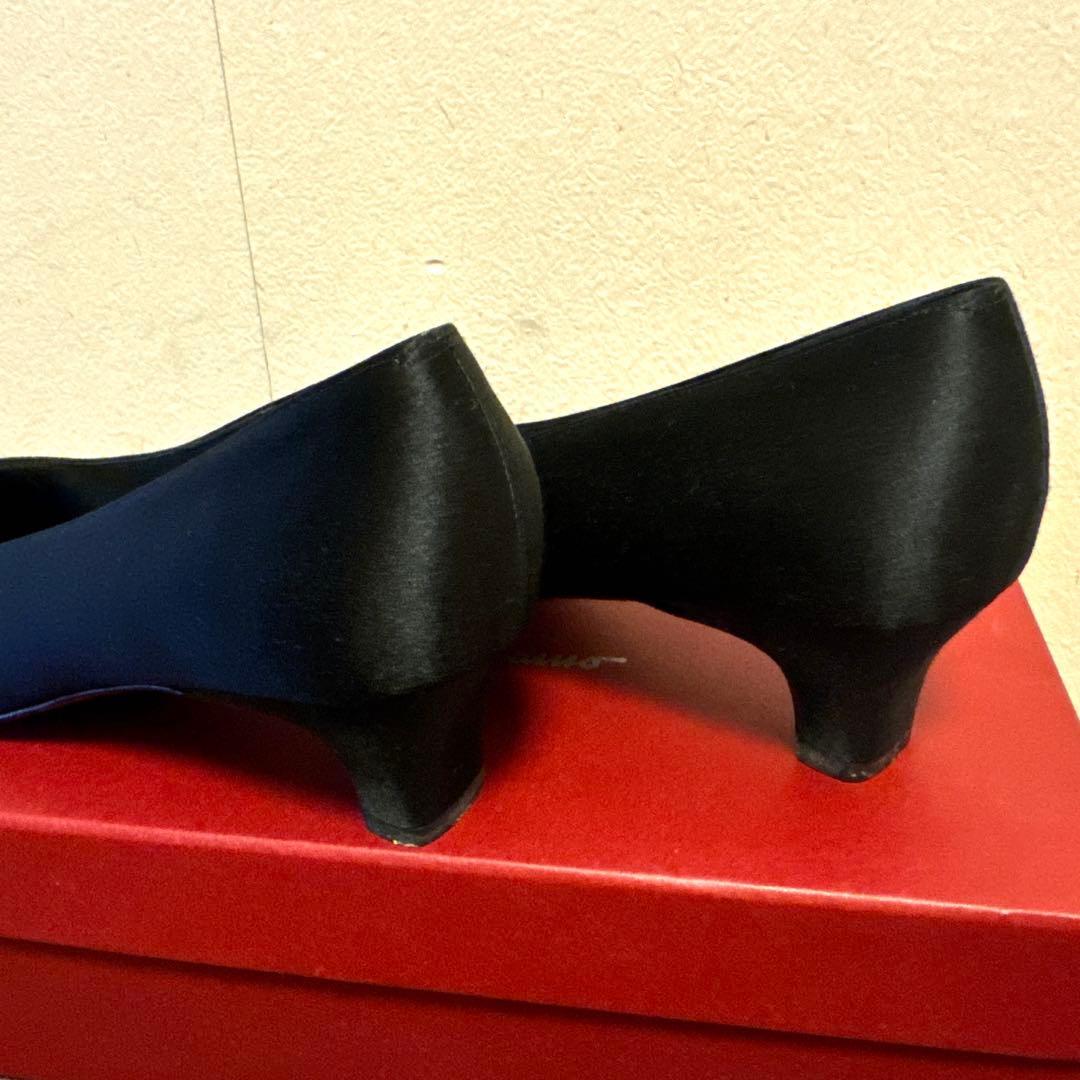 サルヴァトーレフェラガモ シルクサテンパンプス7c