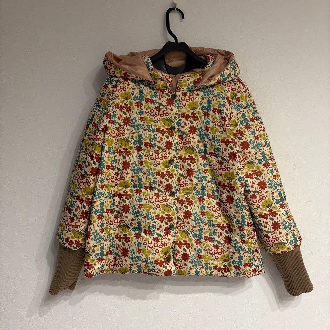 ホコモモラのリバーシブルフード付きダウンジャケット