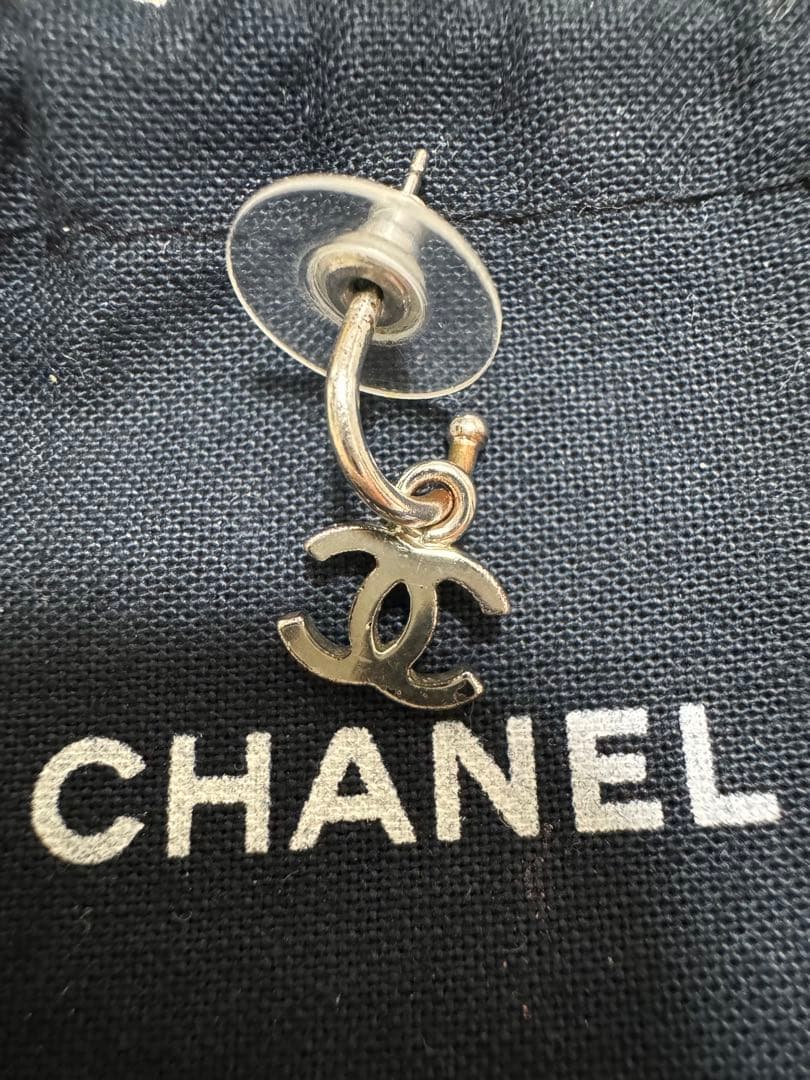 CHANEL シルバー ロゴチャーム ピアス