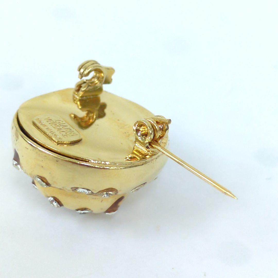 ジャンニヴェルサーチェ クリスタルラインストーン ピンブローチ ゴールドカラー