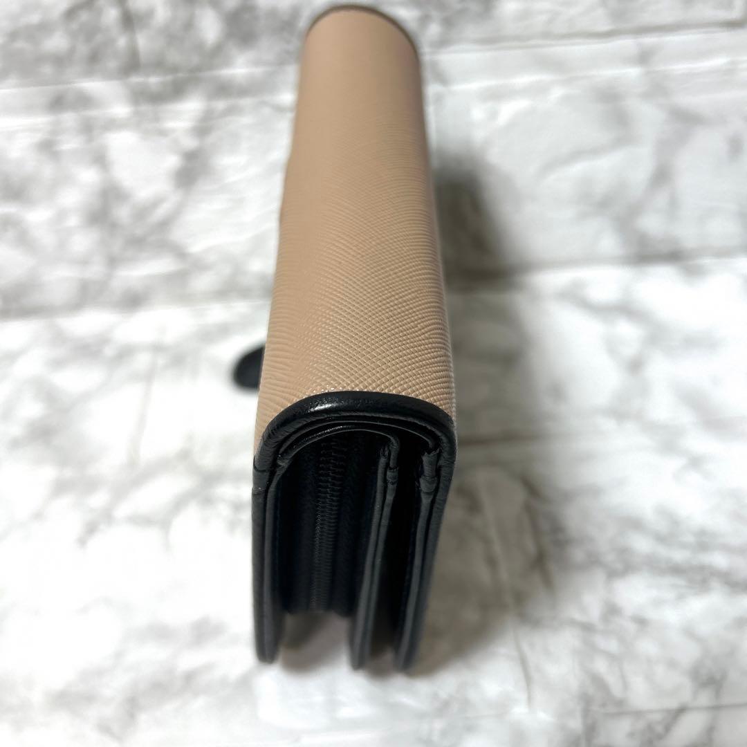 【未使用級】MARY QUANT 二つ折り財布デイジーパッチスナップ ベージュ