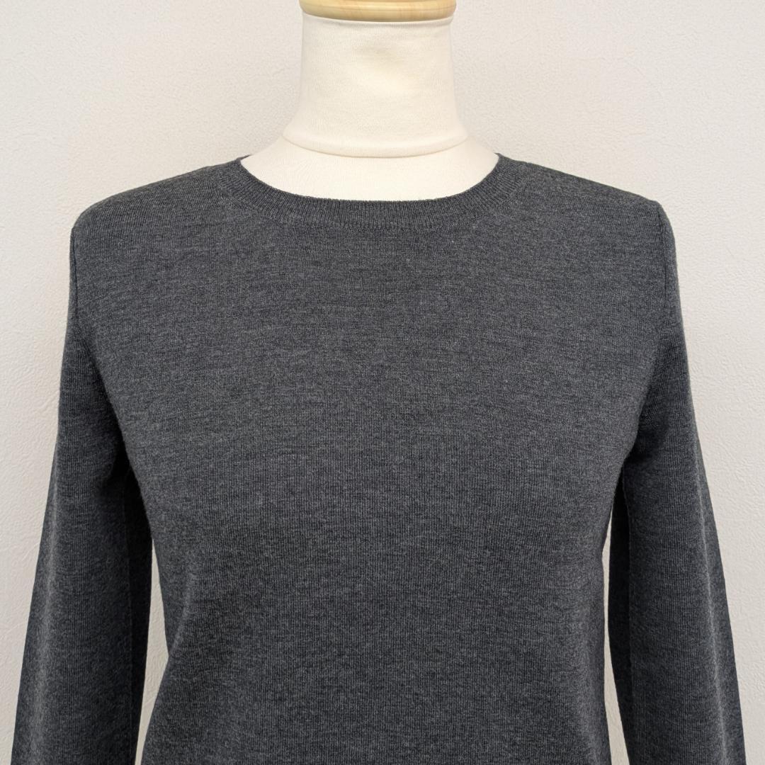 FOXEY　ロゴプレート付ニット「DAY TIME」、タグ付き未使用品です。