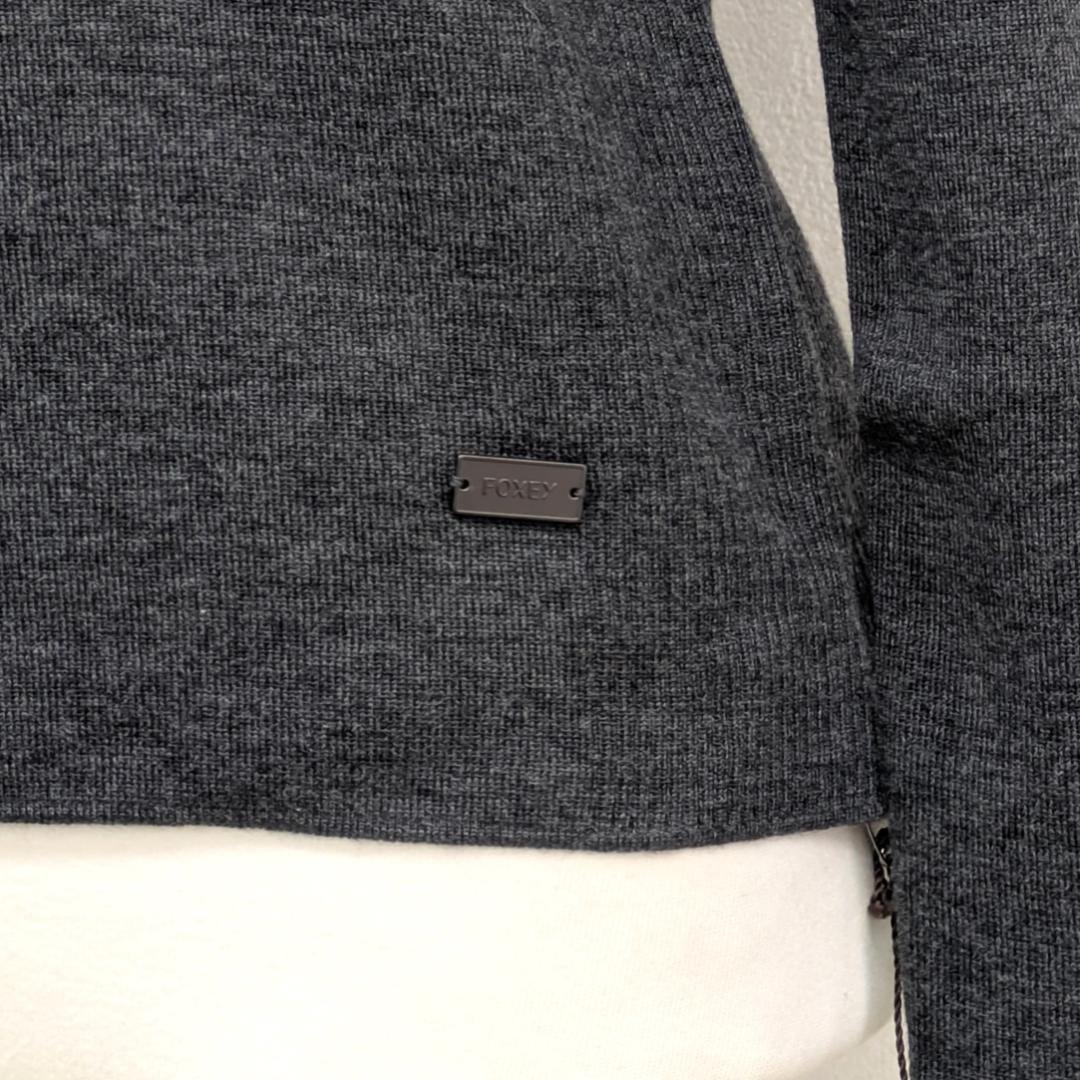FOXEY　ロゴプレート付ニット「DAY TIME」、タグ付き未使用品です。