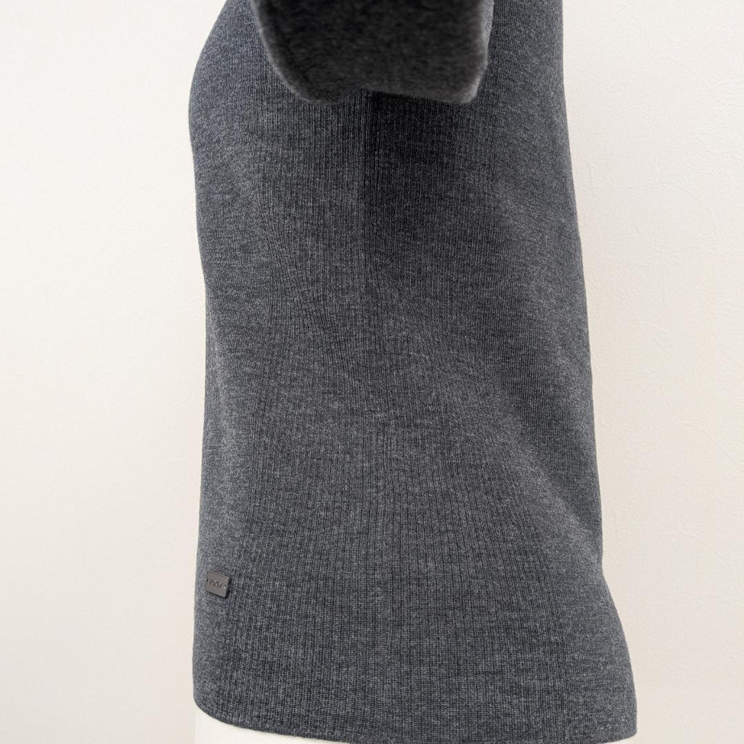 FOXEY　ロゴプレート付ニット「DAY TIME」、タグ付き未使用品です。