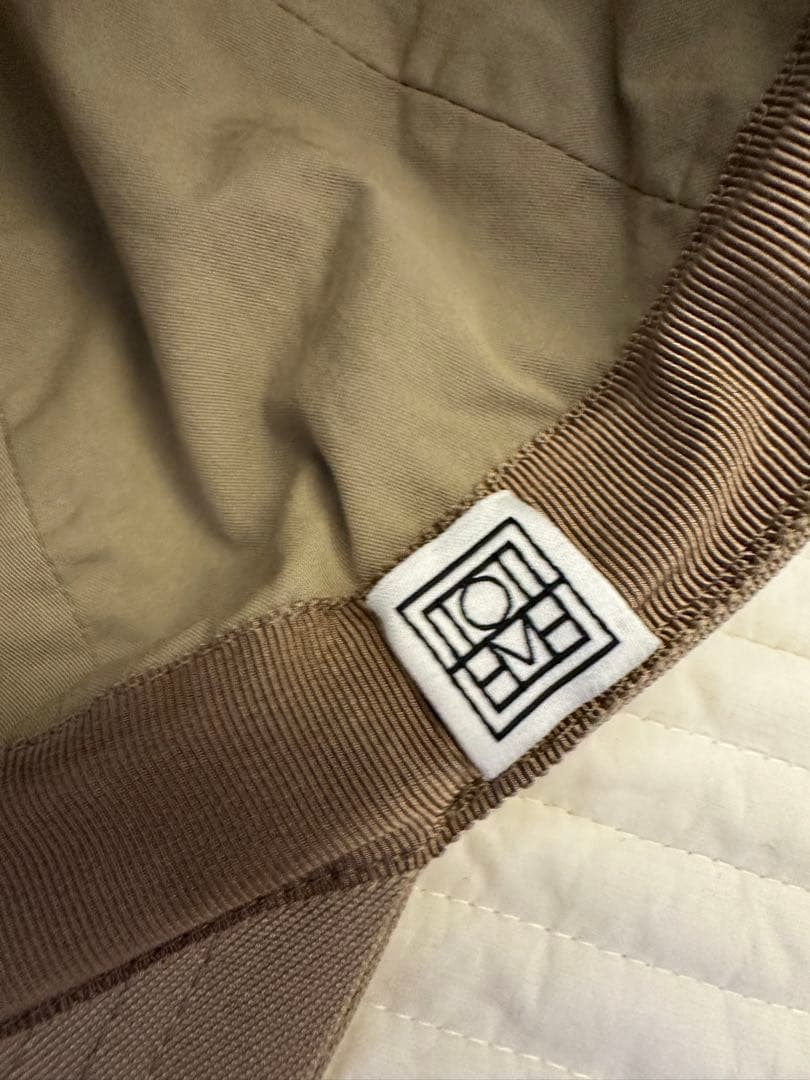 【3連休限定価格】TOTEME ロゴプレートキャップ ベージュ