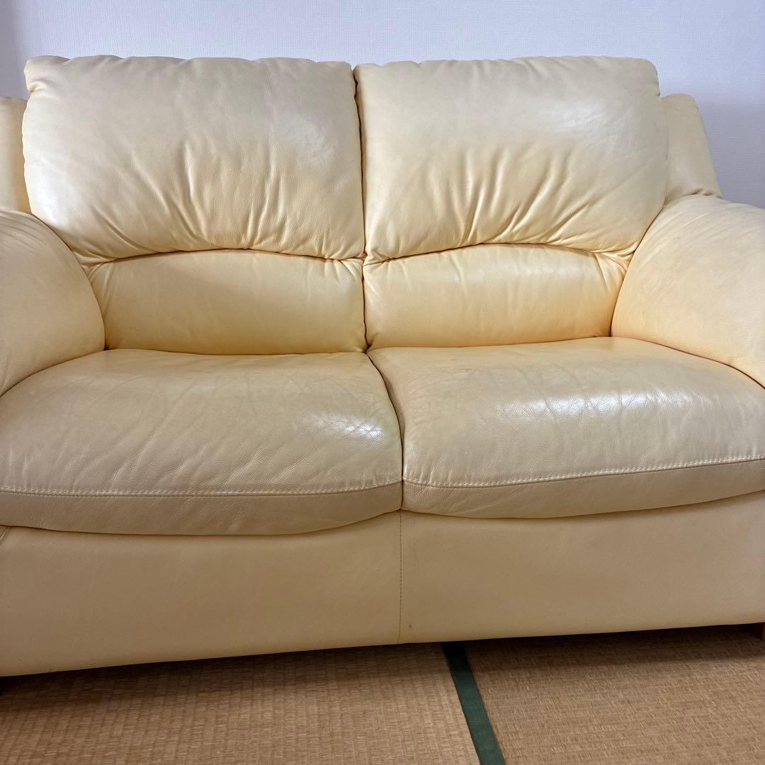 クリーム色 皮製2人掛けソファ