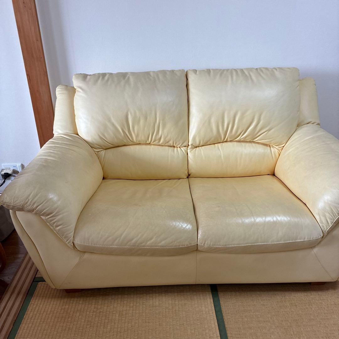 クリーム色 皮製2人掛けソファ