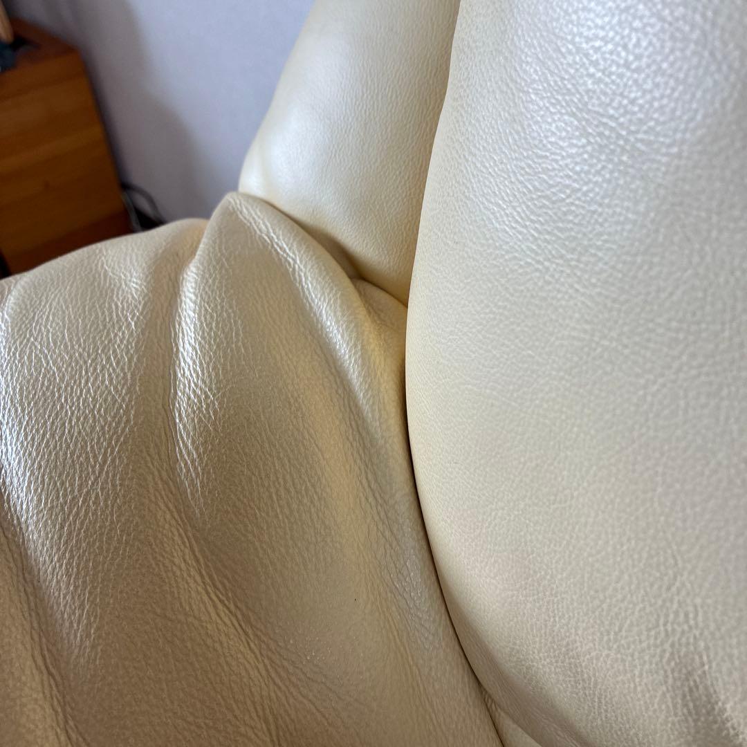 クリーム色 皮製2人掛けソファ